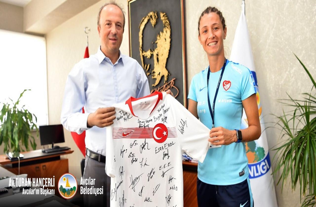 A MİLLİ KADIN SPORCUDAN BAŞKAN HANÇERLİ’YE ANLAMLI HEDİYE