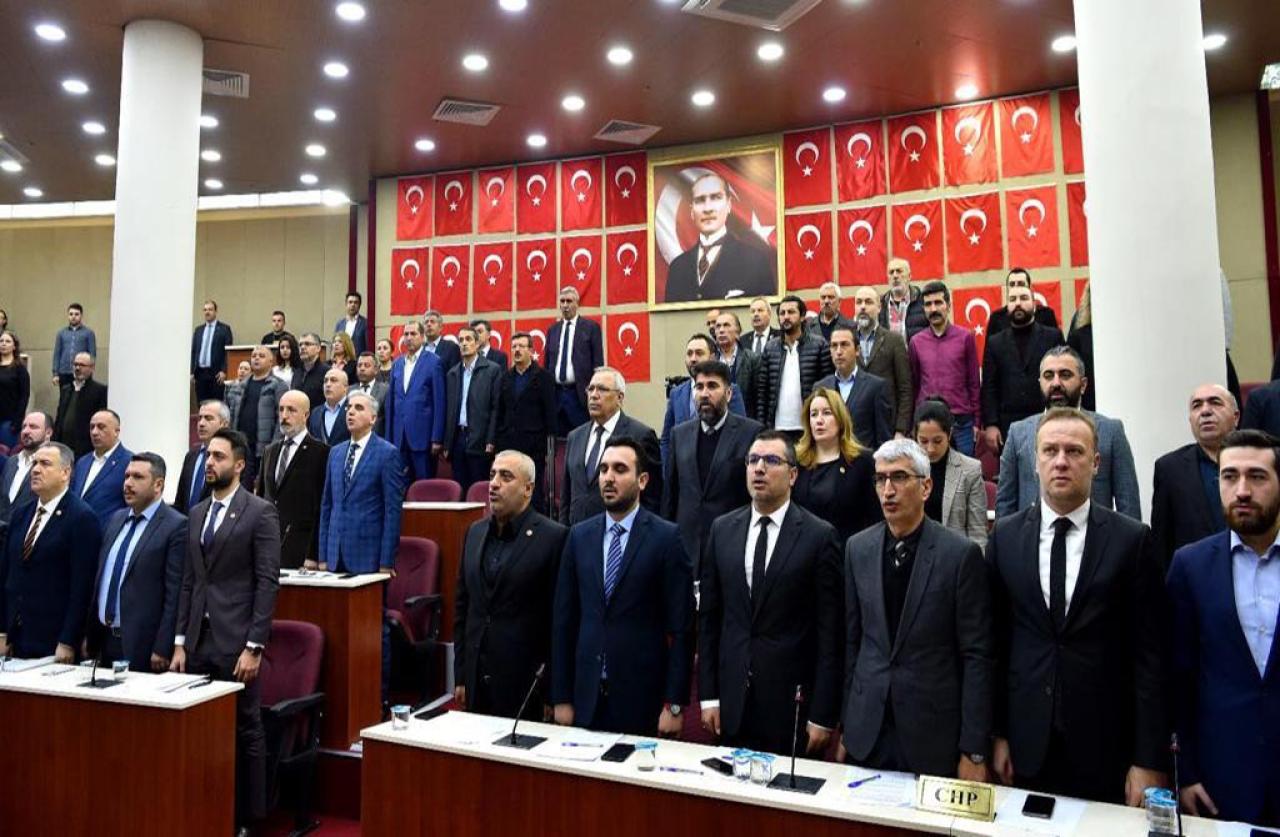 AVCILAR BELEDİYE MECLİSİ 36 BAYRAKLA ŞEHİTLERİ ANDI