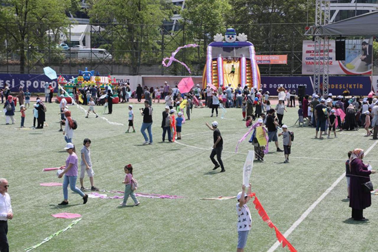 KAĞITHANE'DE UÇURTMALAR GÖKYÜZÜNÜ SÜSLEDİ