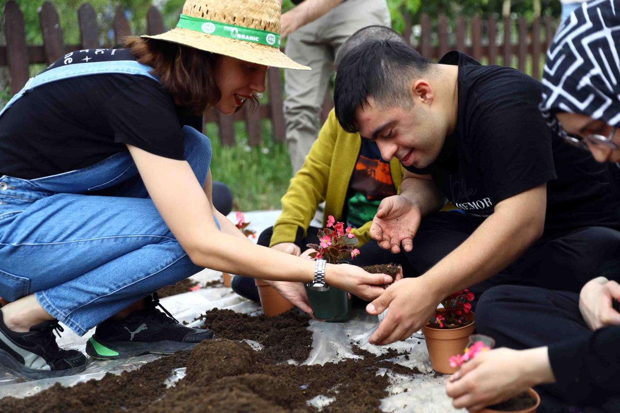 ÖZEL ÇOCUKLAR GELECEĞE TOHUM EKTİLER