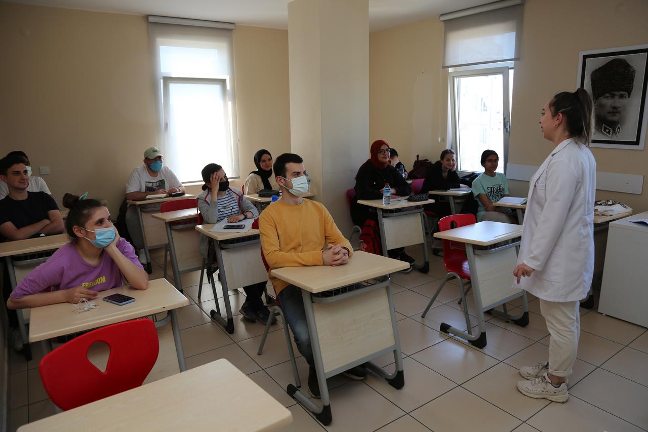 ATAŞEHİRLİ ÖĞRENCİLERDEN YKS’DE GURURLANDIRAN BAŞARI