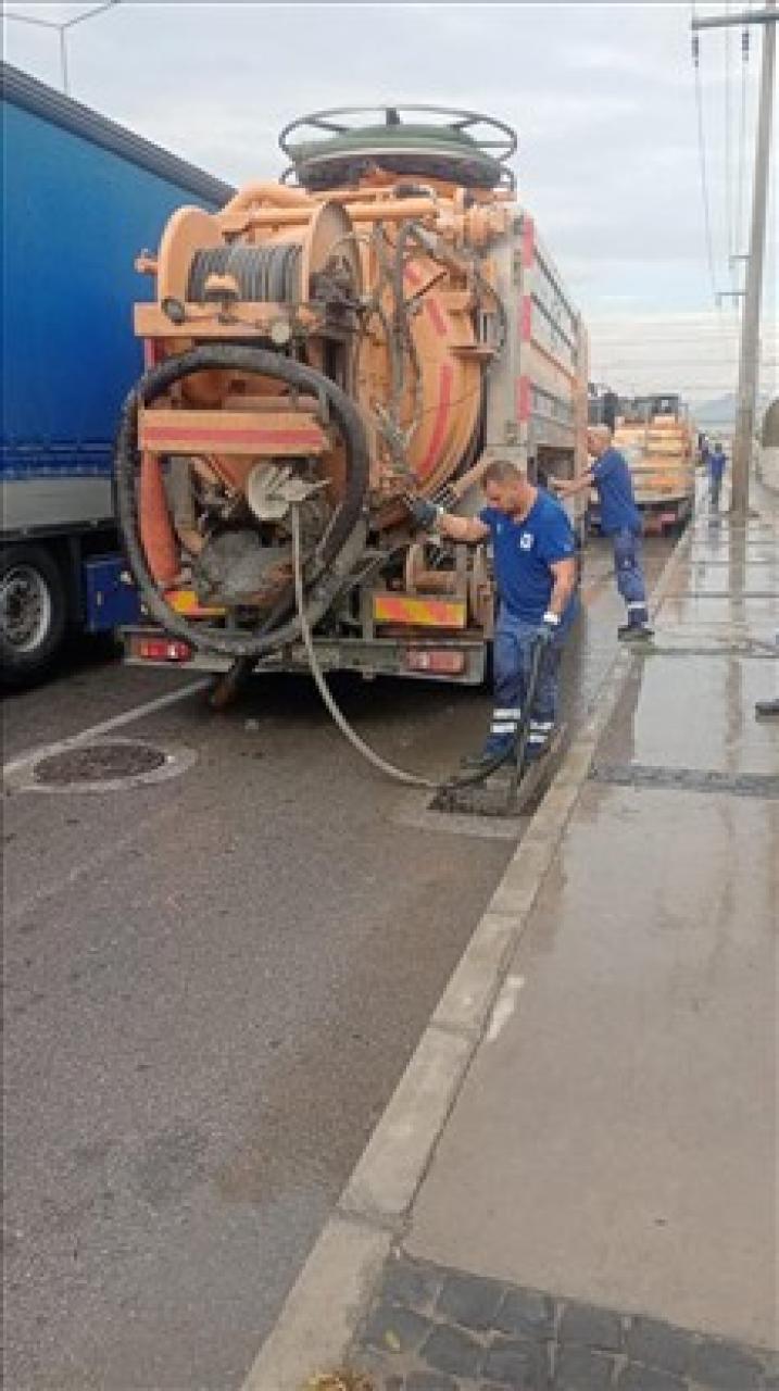 İZSU ekipleri yoğun yağış alan bölgelere anında müdahale ediyor