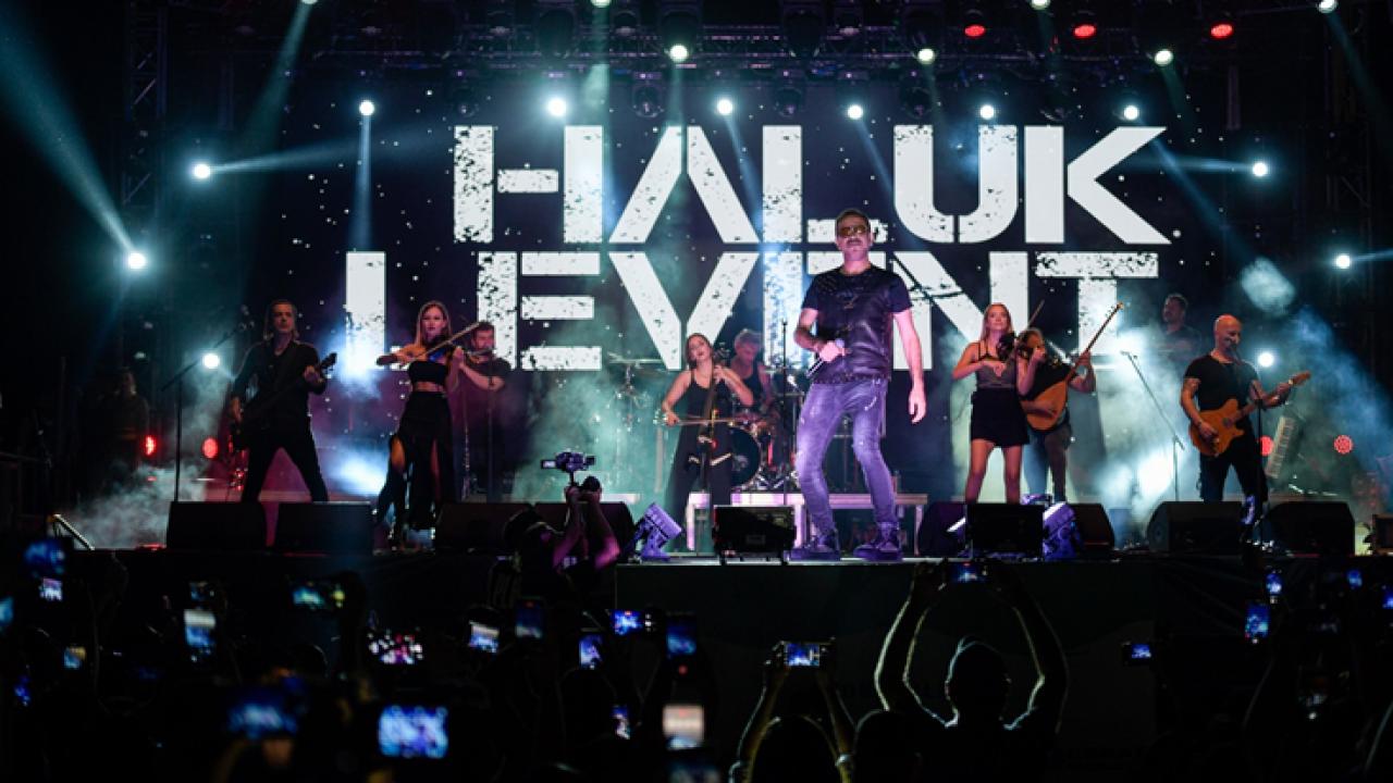 İEF Çim Konserleri’nde finali Haluk Levent yaptı