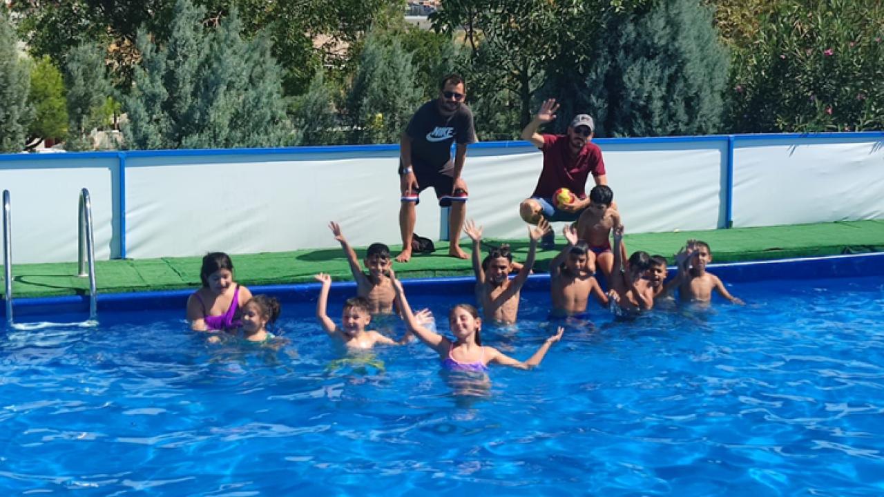 Roman çocuklar hem eğlendi hem yüzme öğrendi