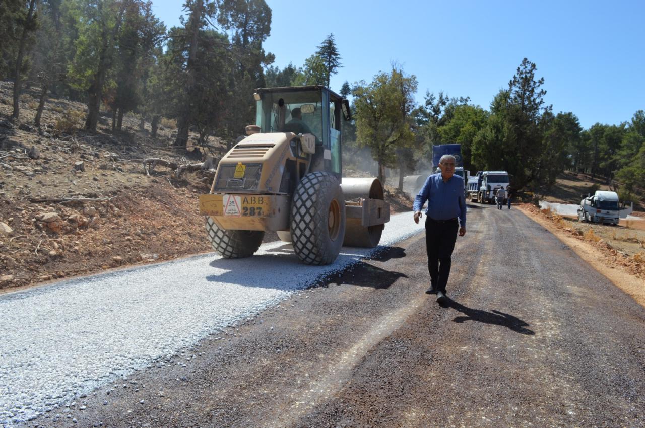 Kaş Sinneli Grup Yolu Asfaltlanıyor