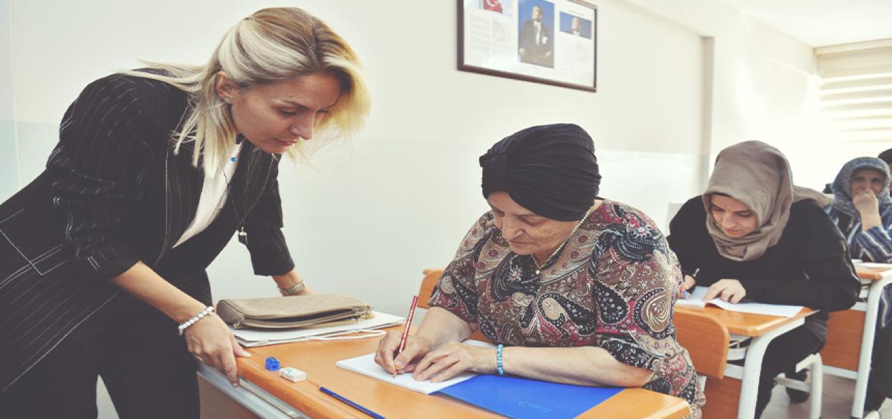 BEYLİKDÜZÜ’NDE OKUMA-YAZMA KURSUNUN YENİ DÖNEMİ BAŞLADI