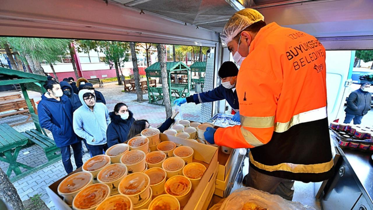 İzmir Büyükşehir Belediyesi öğrencilere yemek noktasını 6’ya çıkardı