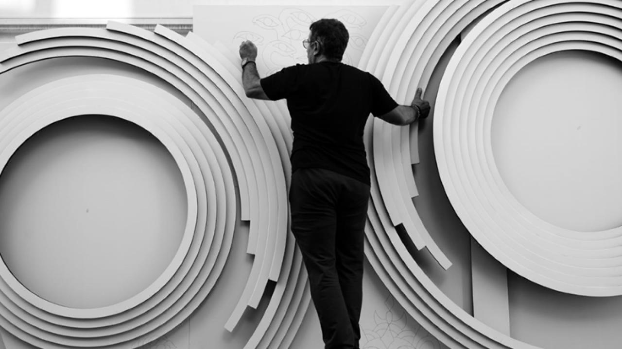 Ahmet Güneştekin'in “Gâvur Mahallesi” sergisi İzmir'de