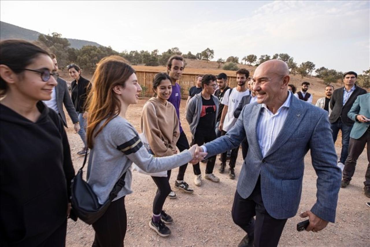 Başkan Soyer “Gençler Suyu Konuşuyor” temalı gençlik kampını ziyaret etti