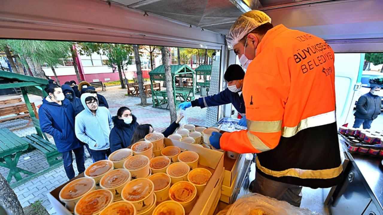 İzmir Demokrasi ve Bakırçay üniversitelerinde de yemek hizmeti başladı