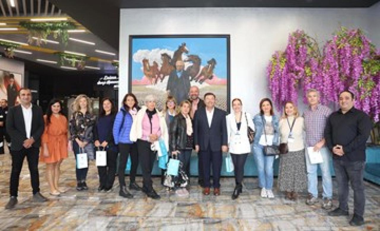 Avrupalı öğrencilerden ‘Yaşar Kemal’e ziyaret