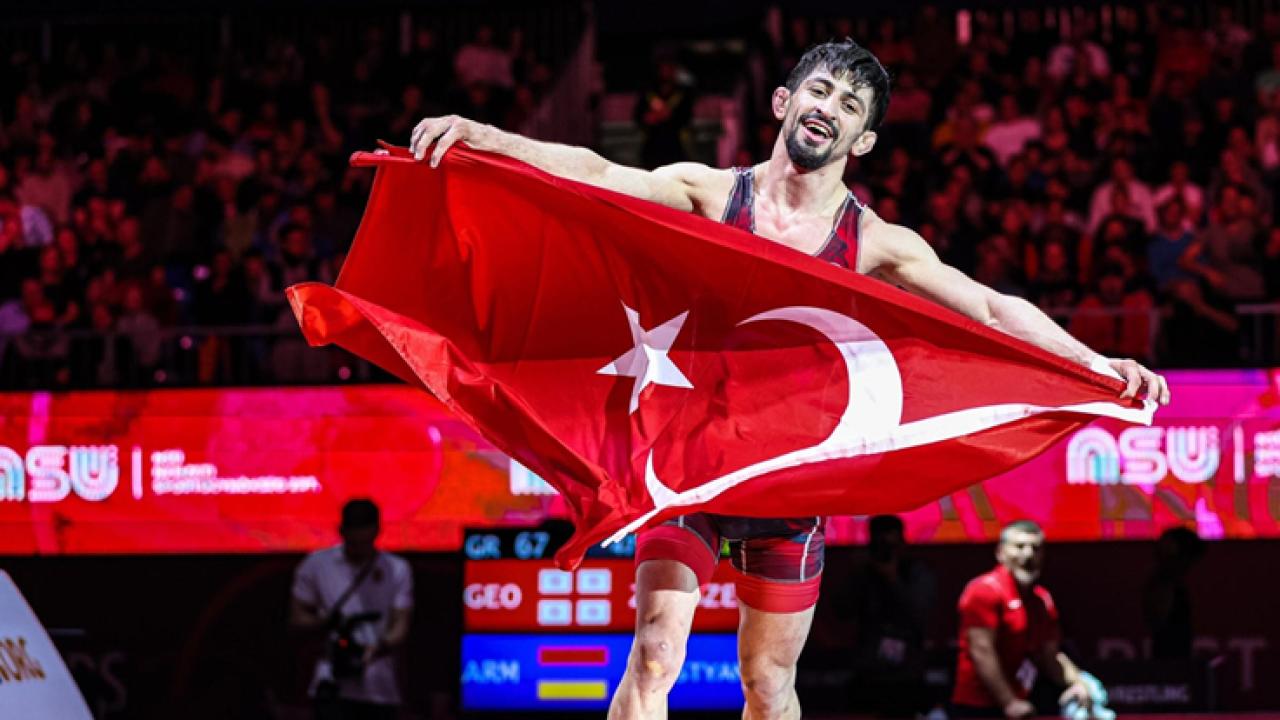 Güreşçimiz Kerem Kamal dünya şampiyonu oldu