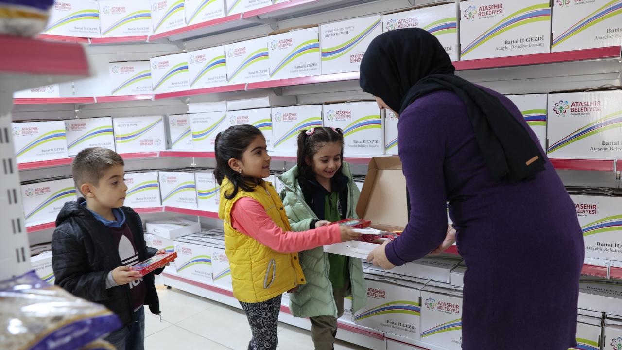 ATAŞEHİR BELEDİYESİ’NDEN 2 BİN 500 ÖĞRENCİYE KIRTASİYE DESTEĞİ