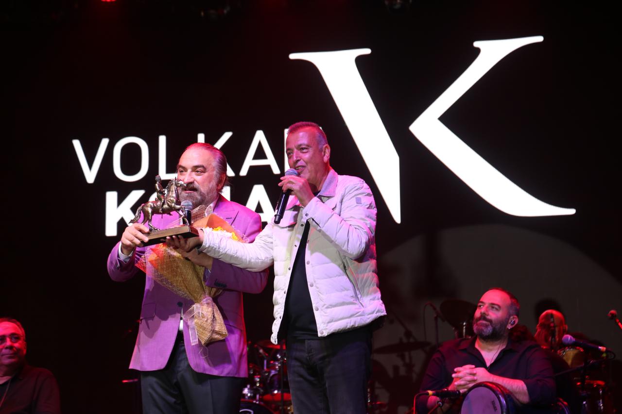 ATAŞEHİR'DE TÜRKÜ GEÇİDİ