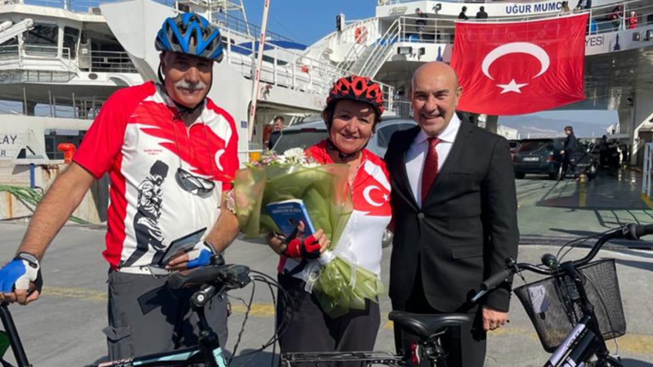 Başkan Soyer'den 350 bininci bisikletli yolcuya sürpriz