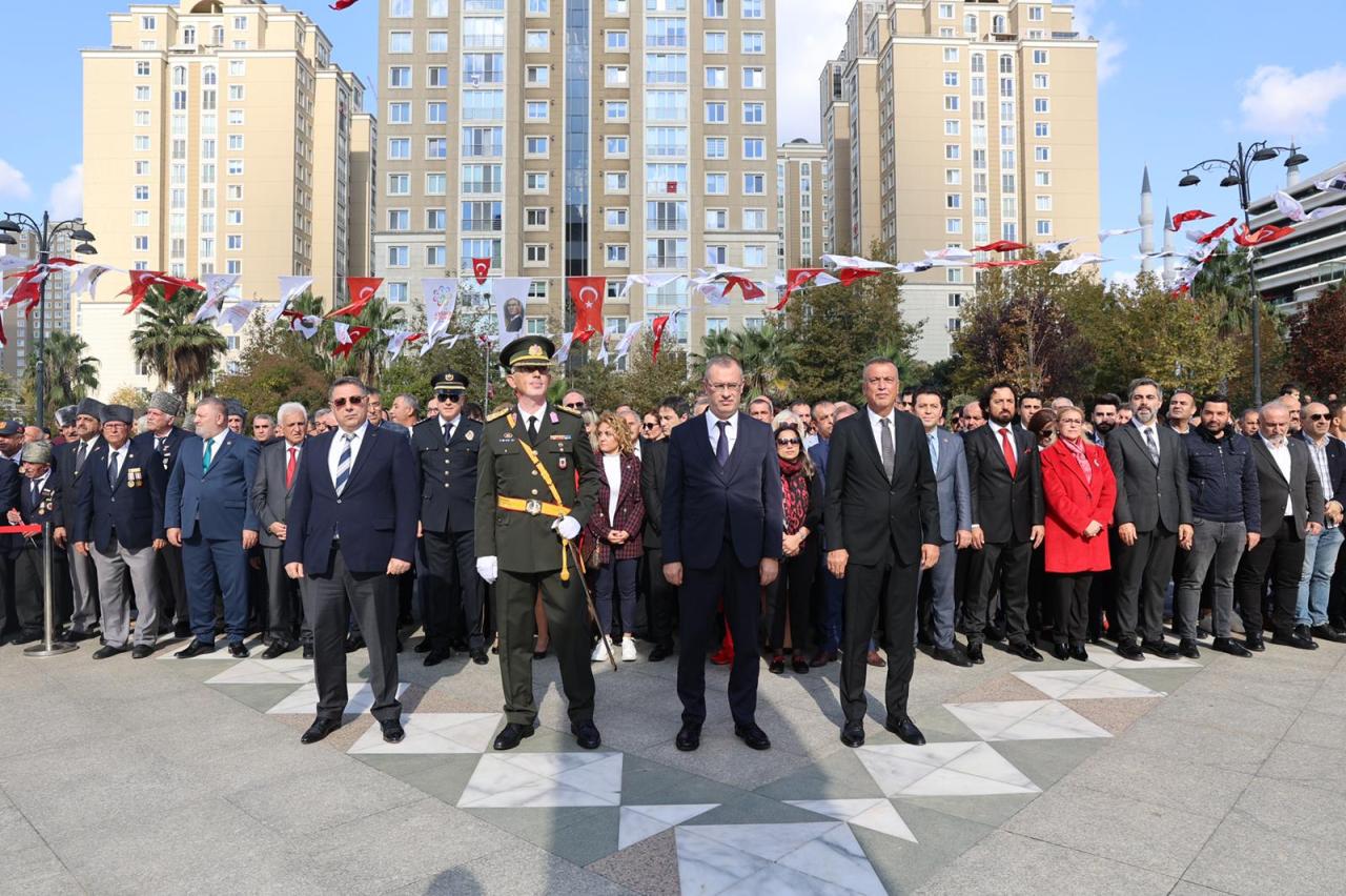 CUMHURİYETİN 99. YIL COŞKUSU ATAŞEHİR’DE ÇELENK SUNMA TÖRENİ İLE BAŞLADI