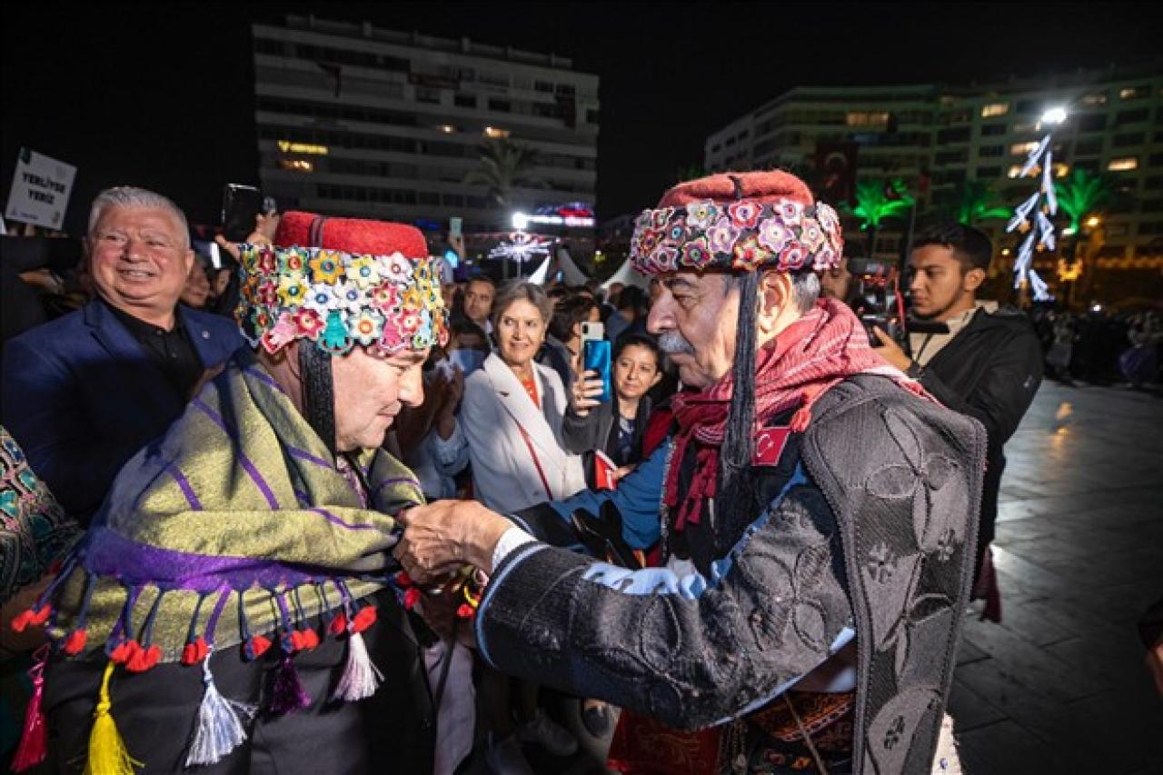 Başkan Soyer’den zeybek sürprizi