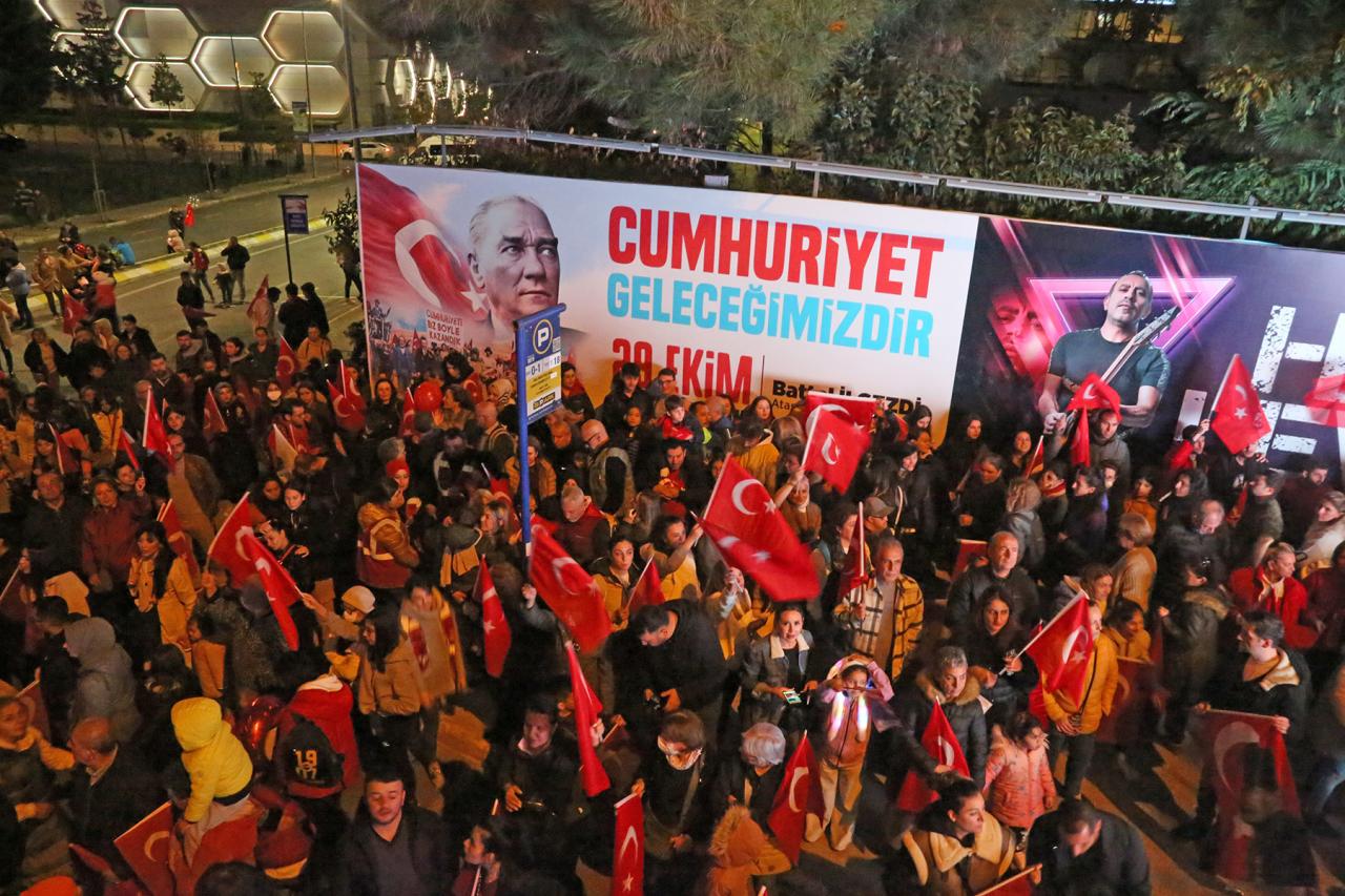 99 YILDIR SÖNMEYEN CUMHURİYETİN IŞIĞI ATAŞEHİR’DE PARLADI