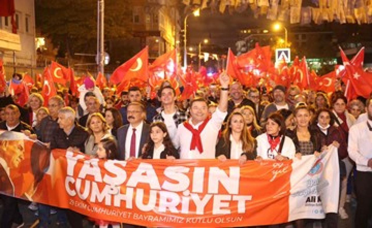 Maltepe, Cumhuriyet coşkusunu Göksel ile yaşadı