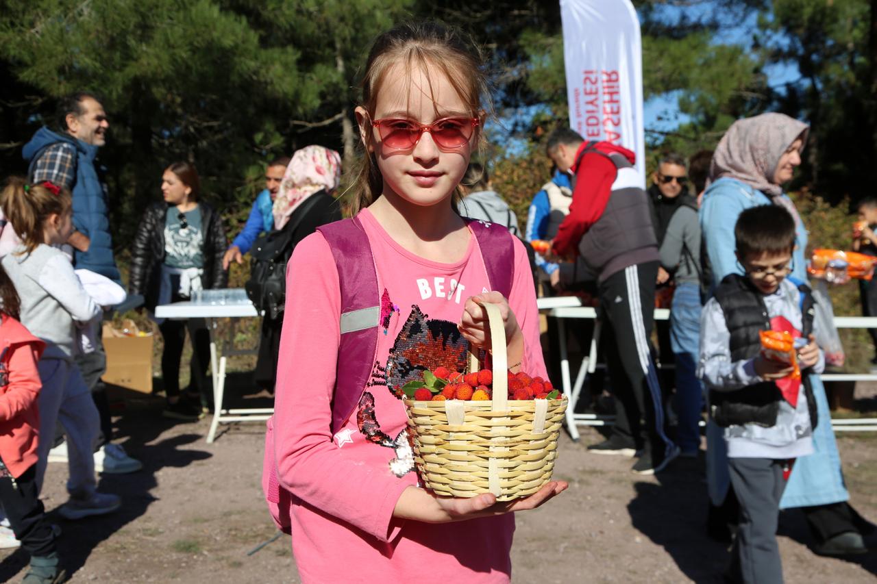 ATAŞEHİRLİLER DOĞA YÜRÜYÜŞÜ YAPIP DAĞ ÇİLEĞİ TOPLADI
