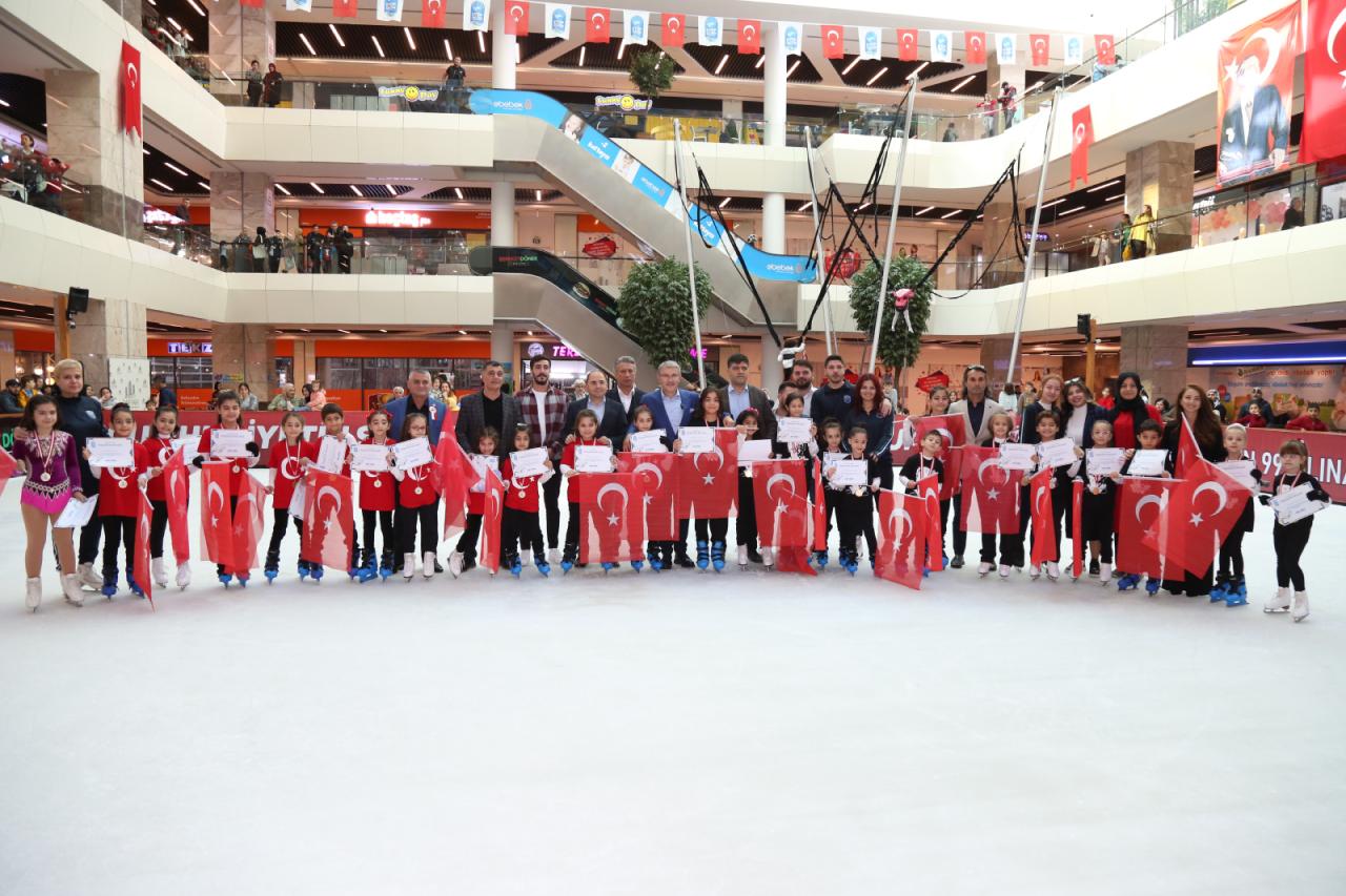 Buz Pistinde Cumhuriyet coşkusu