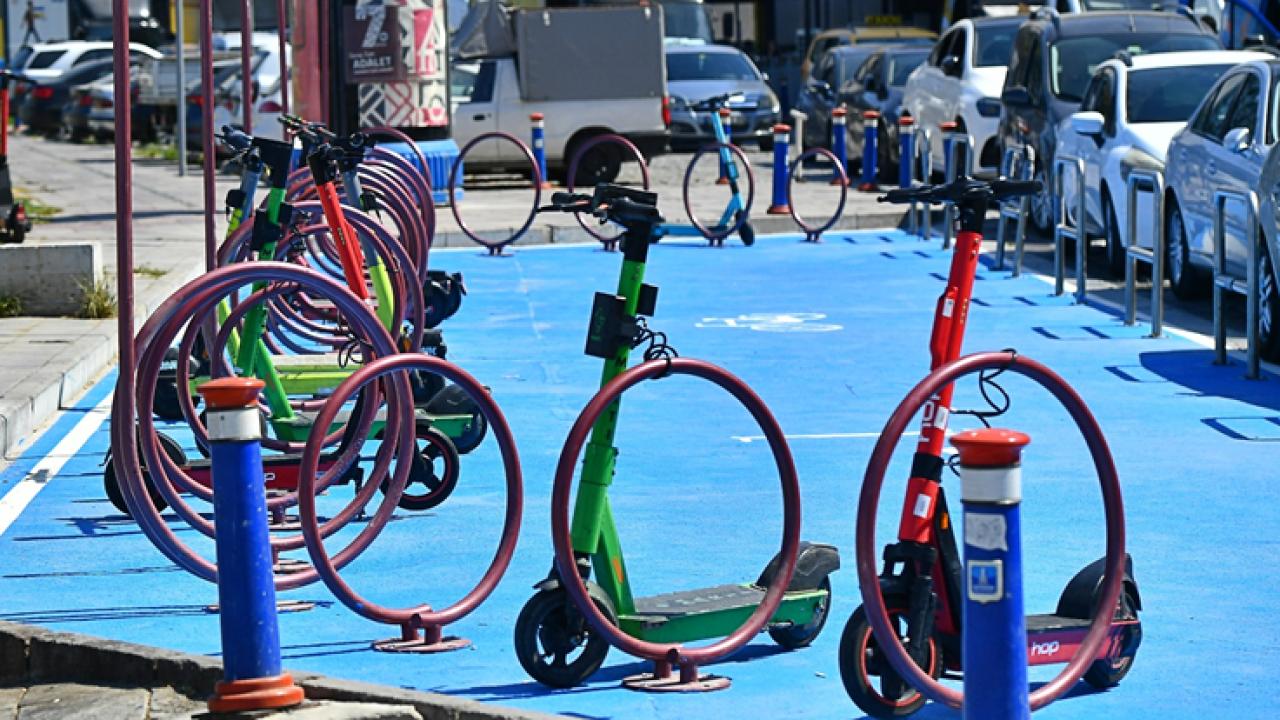 İzmir Büyükşehir Belediyesi’nden e-skuter düzenlemesi