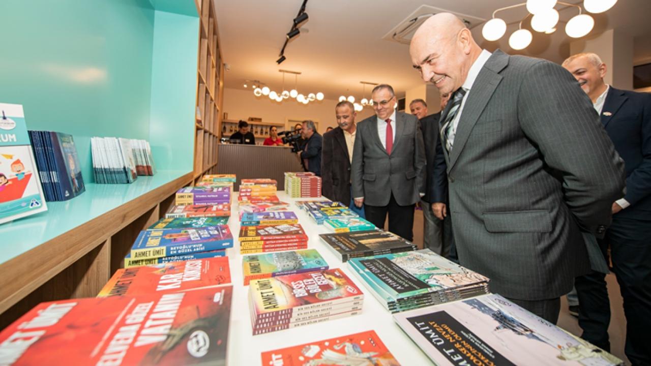 İzmir kitaba “dört” elle sarılıyor