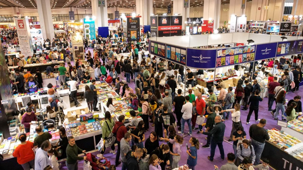 İZKİTAP kitapseverlerin üç yıllık özlemini giderdi