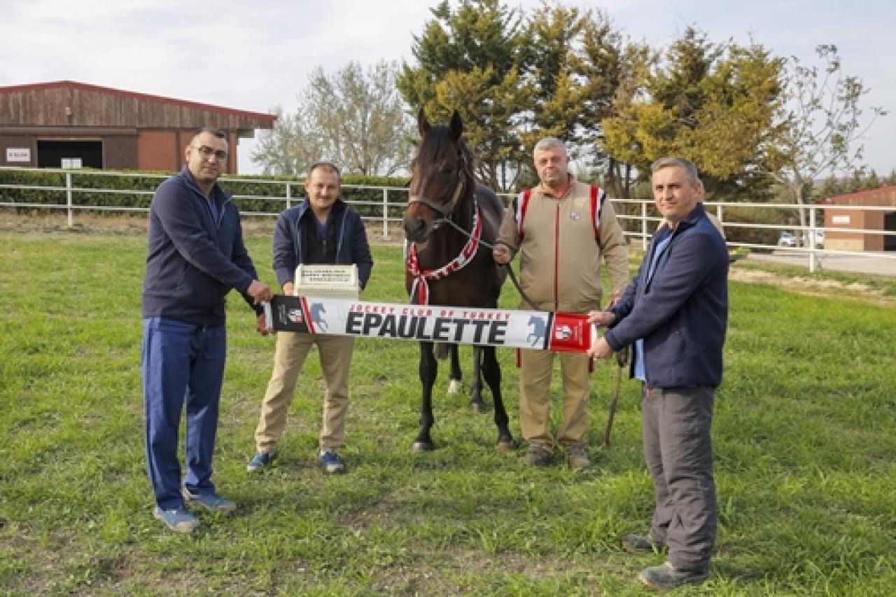 Epaulette 13 yaşında!