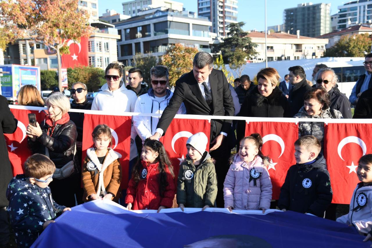 Kadıköy’de 9’u 5 Geçe Ata’ya Saygı Zinciri