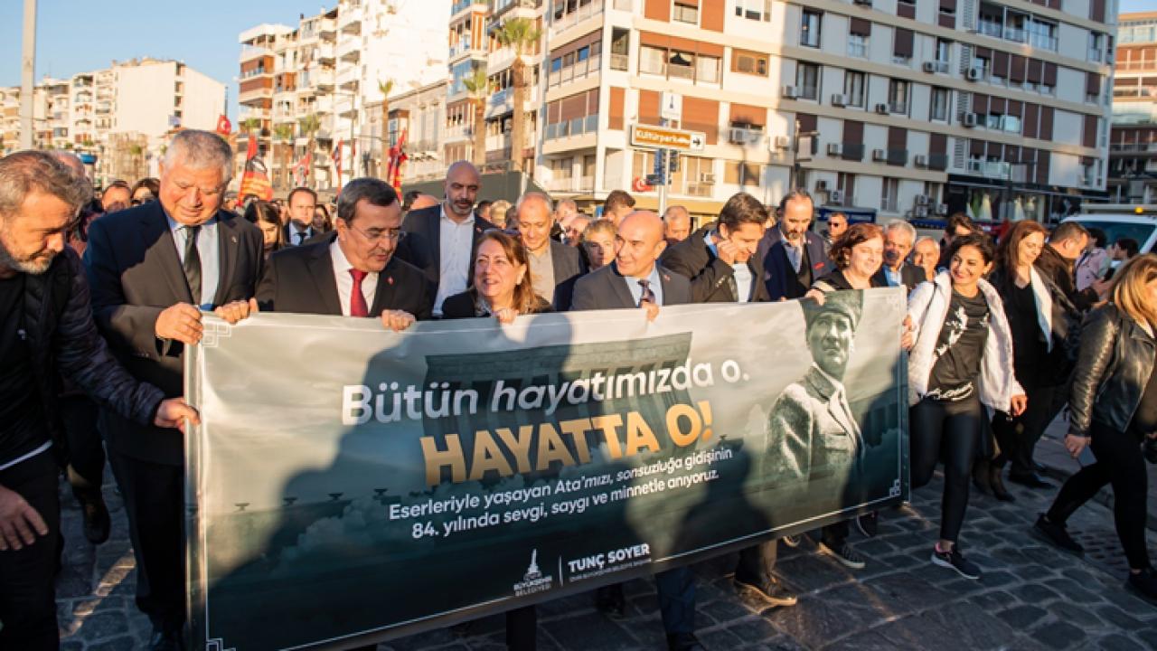 İzmir Ata’ya saygı için yürüdü