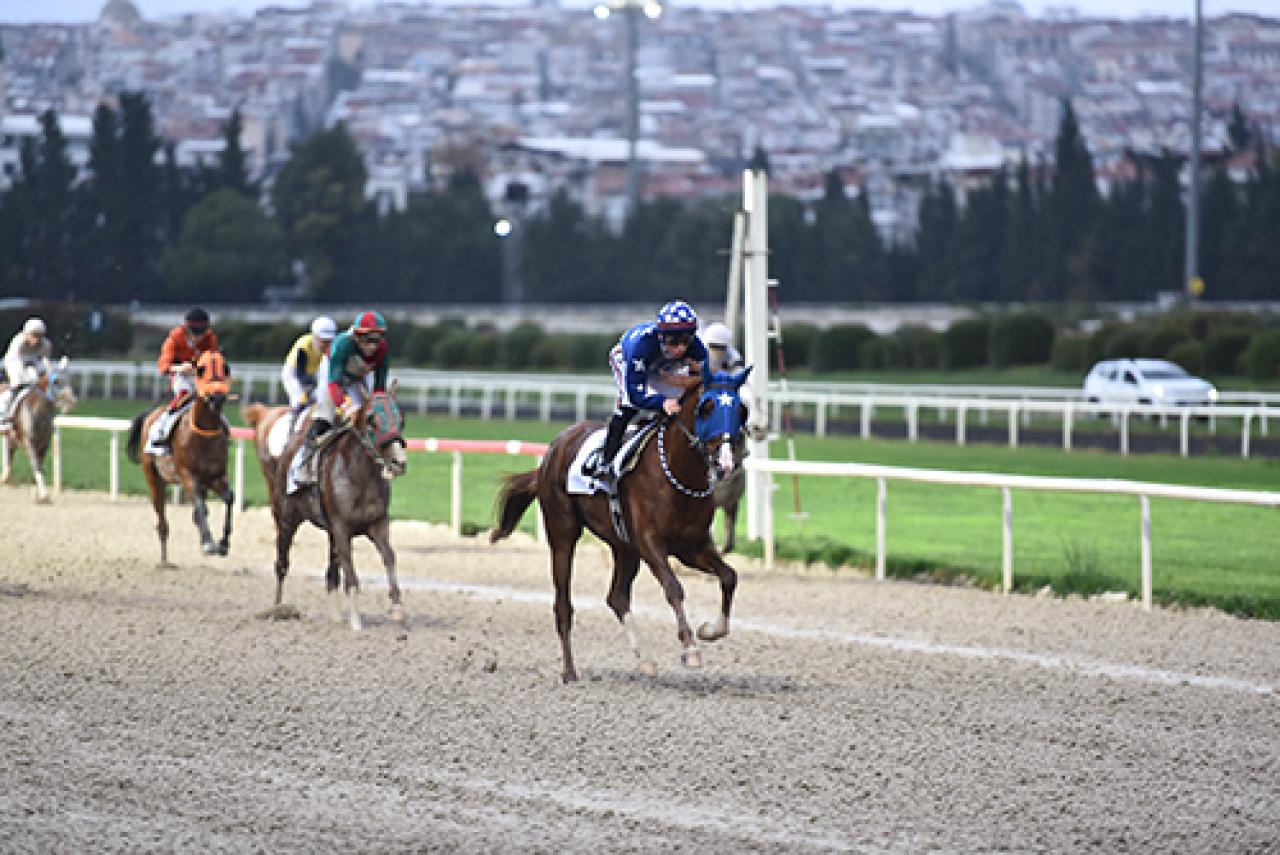 İzmir'de düzenlenen G3 koşuyu Büyükdünya kazandı