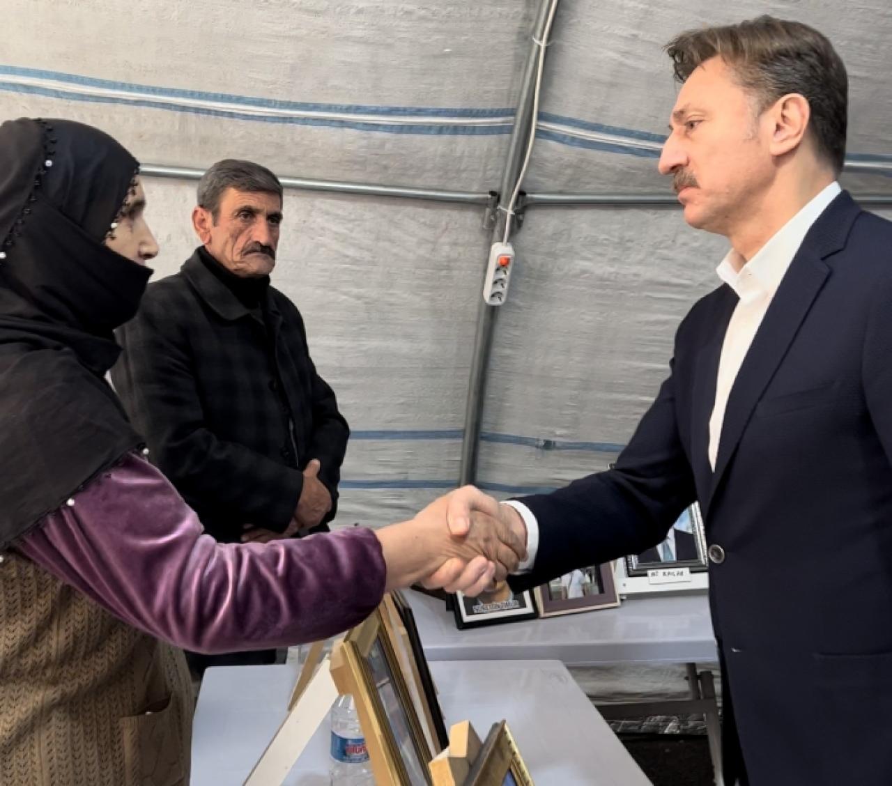 Bahçelievler Belediye Başkanı Bahadır'dan evlat nöbetindeki ailelere ziyaret