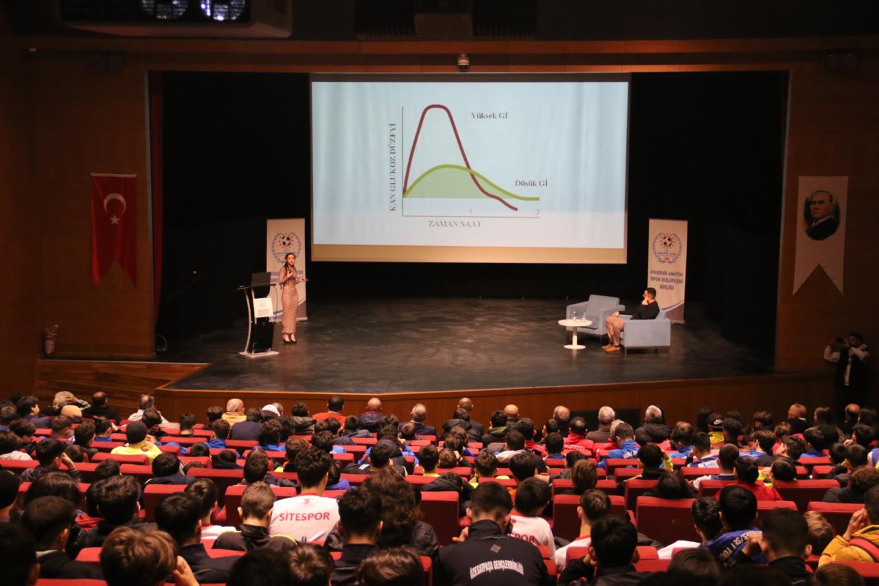 ATAŞEHİR’DE SPORDA SAĞLIK VE BESLENME PANELİ DÜZENLENDİ