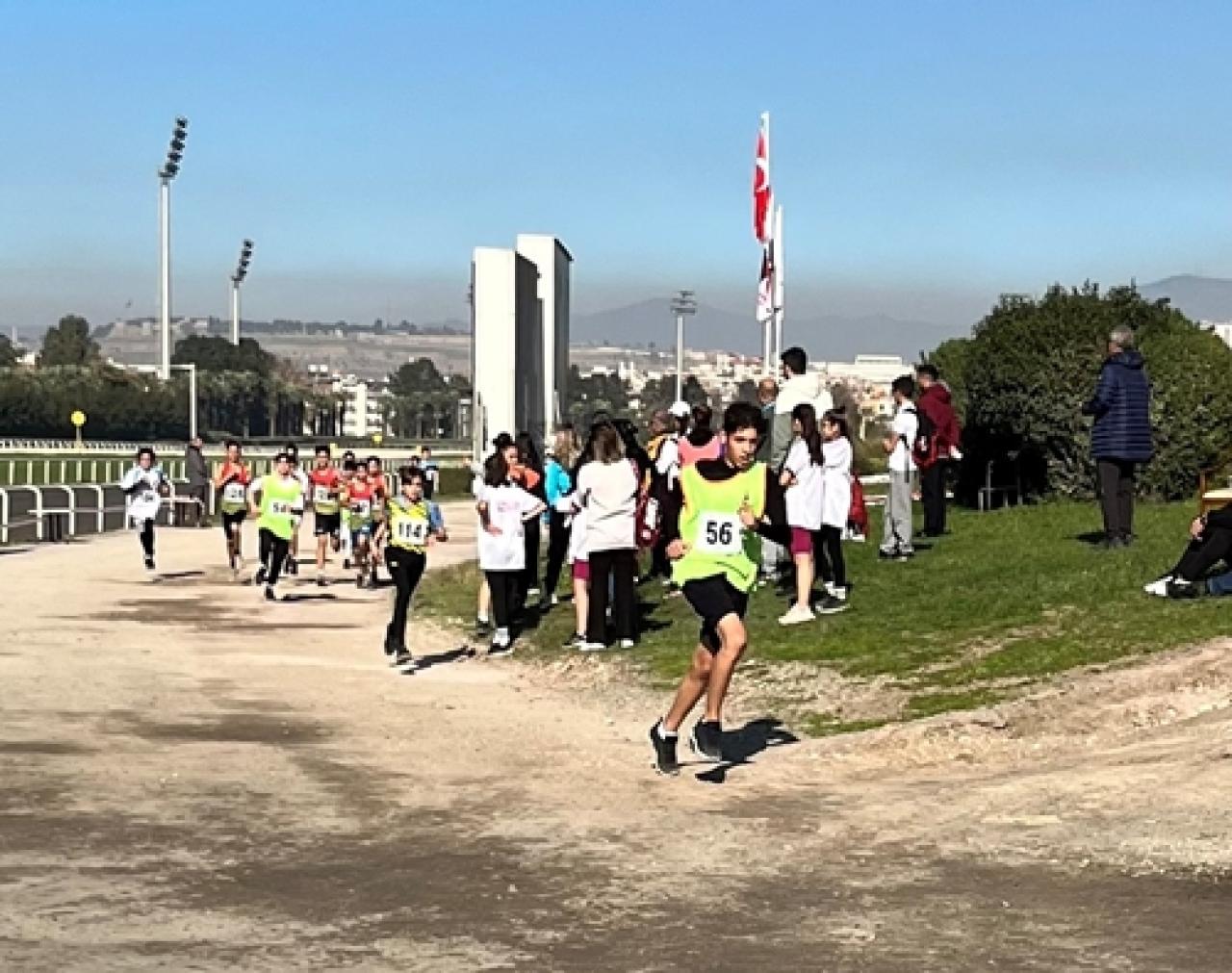 İzmir Şirinyer Hipodromunda öğrencilere yönelik Atatürk Koşusu düzenlendi