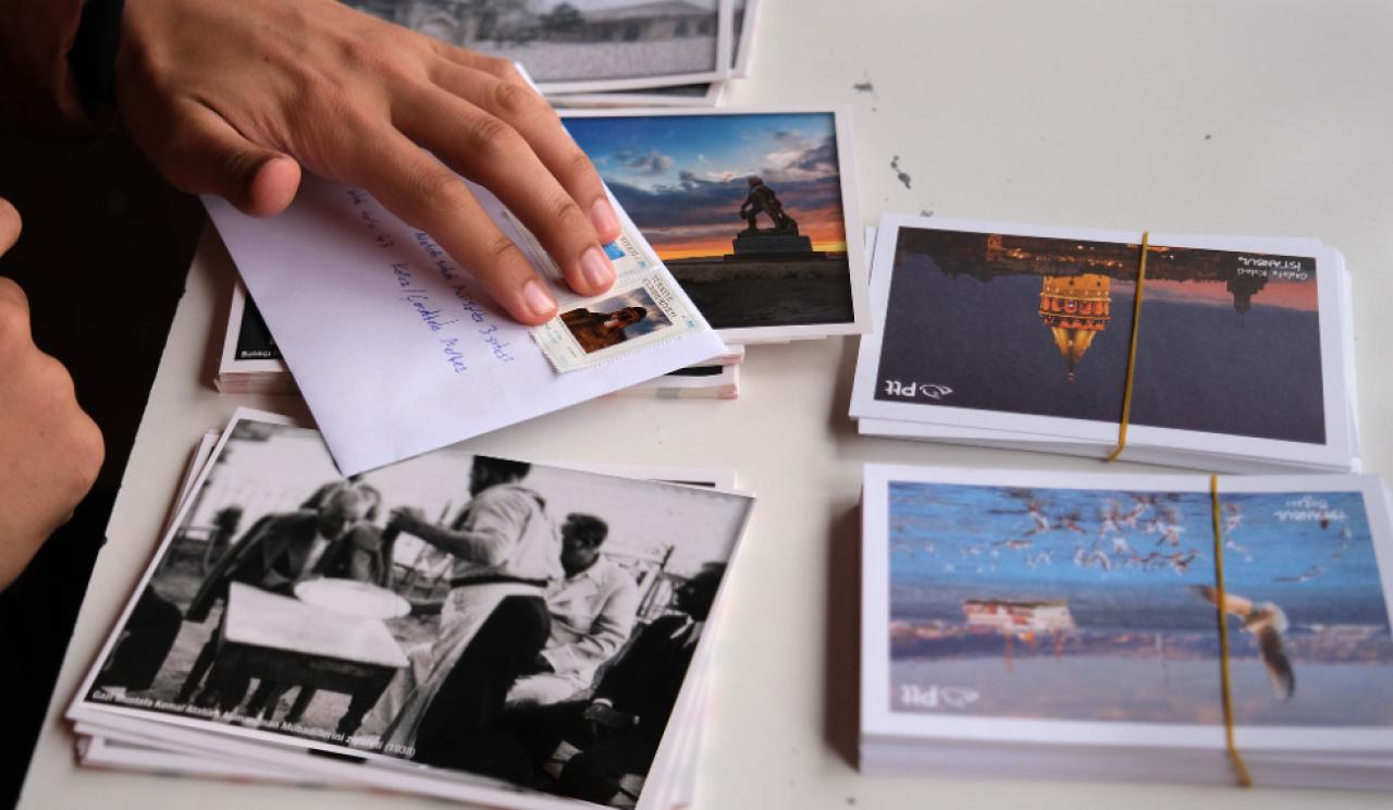 Yılbaşı için kurulan Sevgi Postanesi’nde nostaljiyi yaşadılar