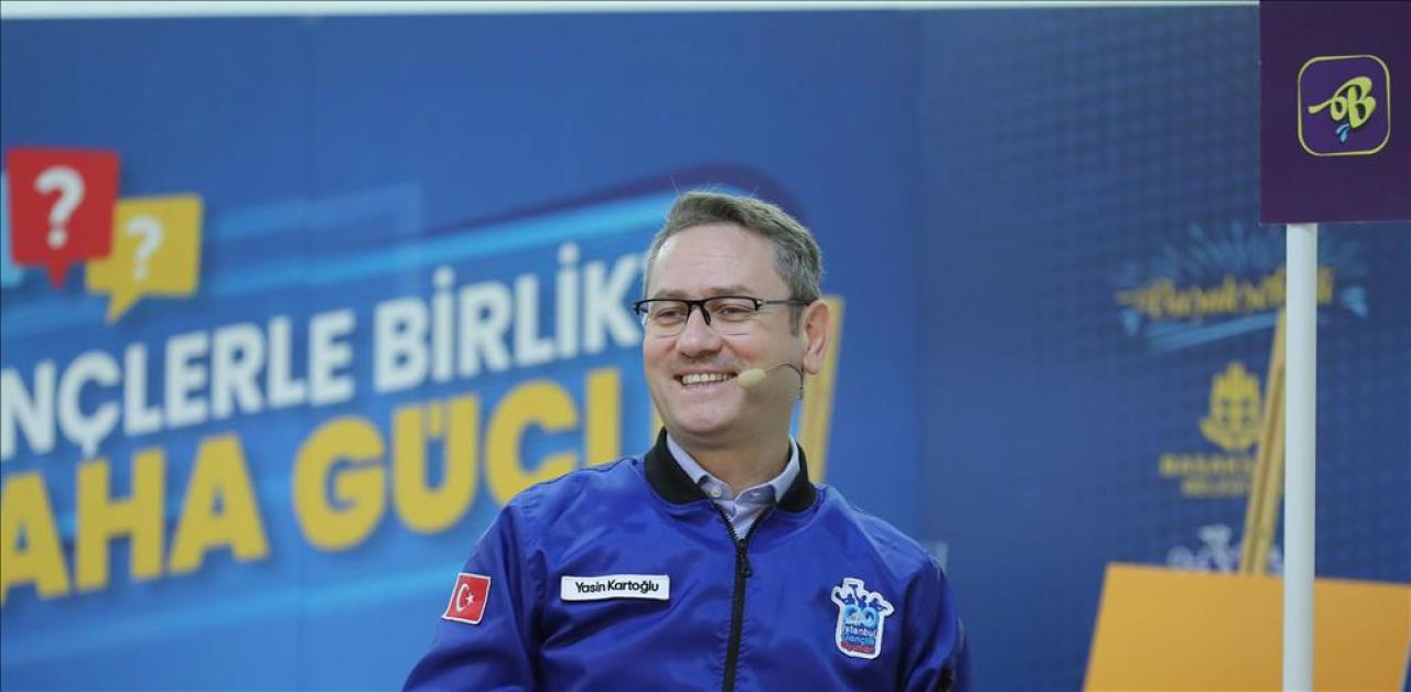 BAŞKAN KARTOĞLU VE GENÇLERİN ARASINDAN SU SIZMIYOR