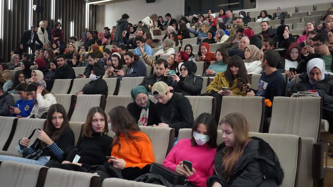 BAŞAKŞEHİRLİLER ÇEHOV SUARE TİYATRO OYUNU İLE EĞLENDİ