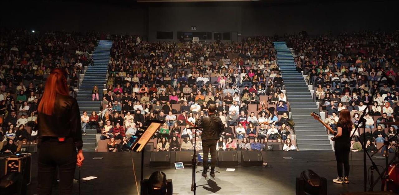 EMRE AYDIN BAŞAKŞEHİRLİ SEVENLERİYLE BULUŞTU