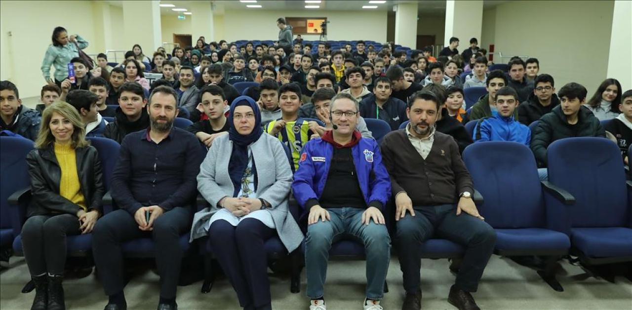 GENÇLERDEN BAŞKAN KARTOĞLU’NA ÇEVRECİ HEDİYE