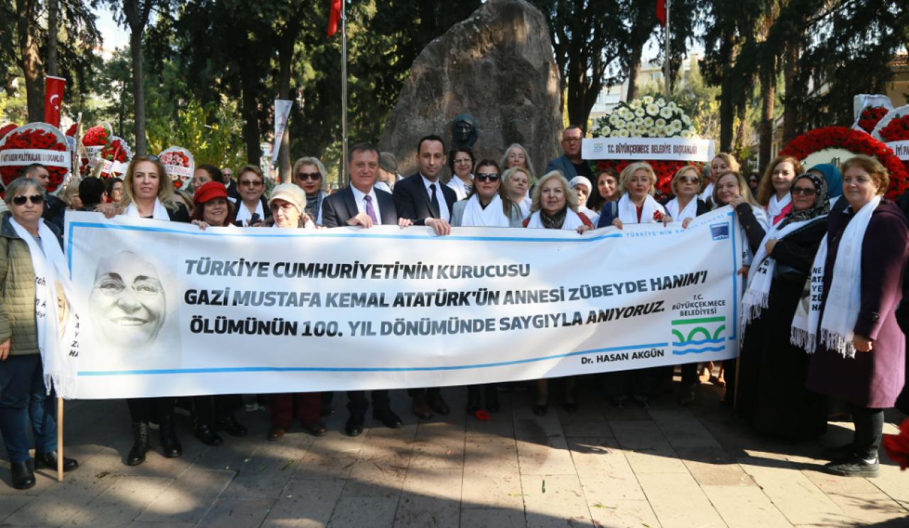 Büyükçekmeceli Kadınlar Zübeyde Hanım’ı mezarı başında andı