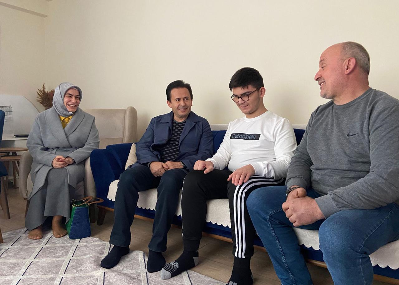 Görme Engelli Muhammet’in Org Çalarak Söylediği Türkü Yürekleri Dağladı