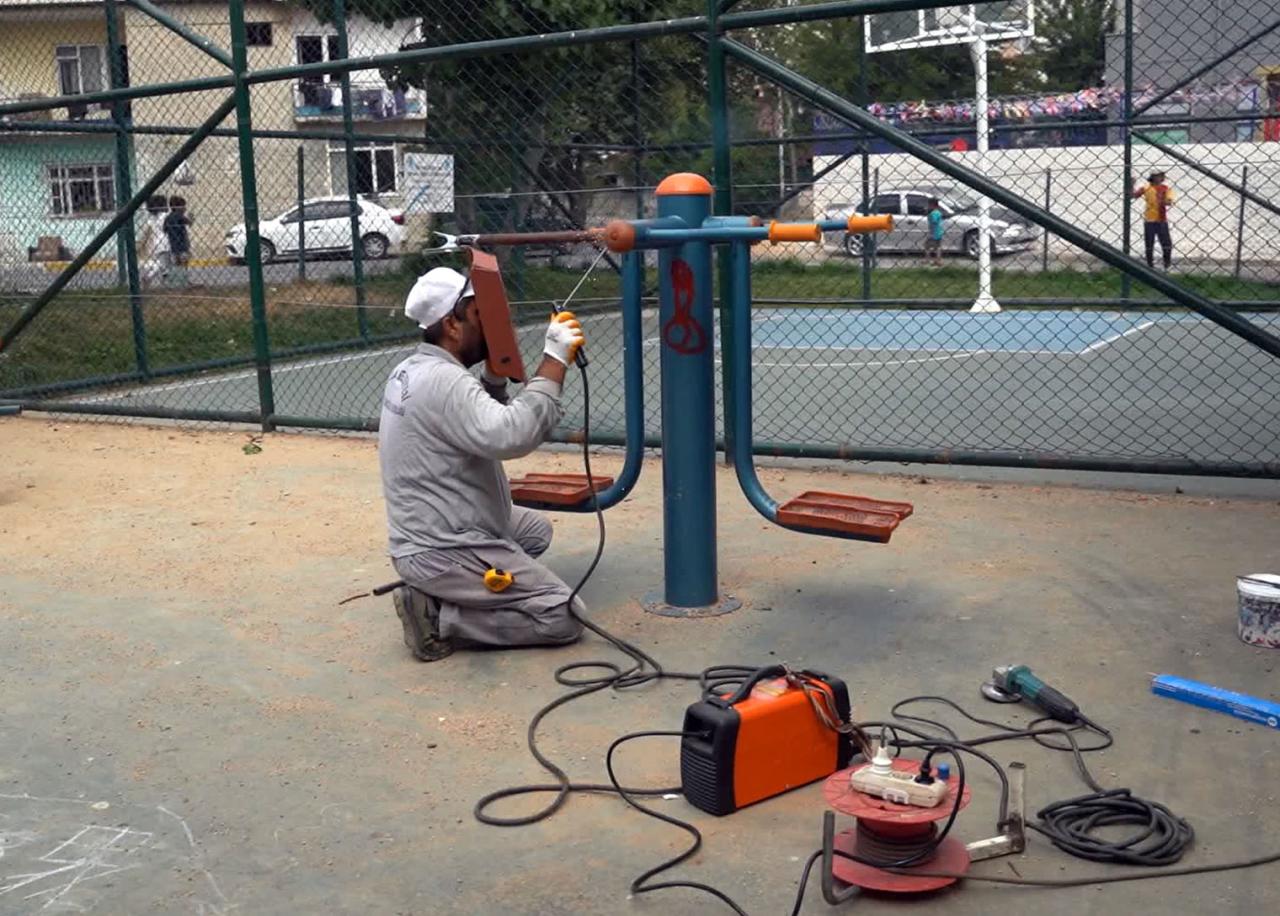 Tuzla’da Eskiyen Parklar, Geri Dönüşüm Malzemeleriyle Onarılıyor