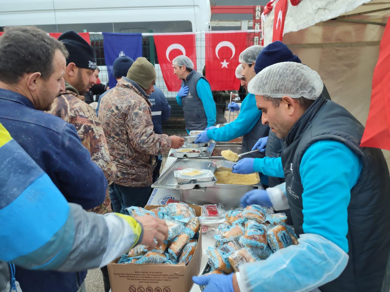 İBB HATAY’DA SICAK YEMEK DAĞITMAYA BAŞLADI