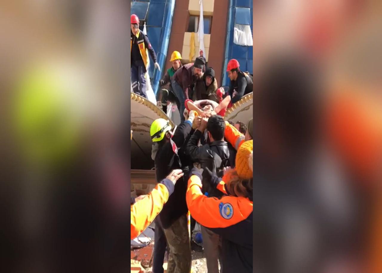 4 yaşındaki zeynep ve annesi ile 60 yaşındaki mihriye teyze enkazdan kurtarıldı