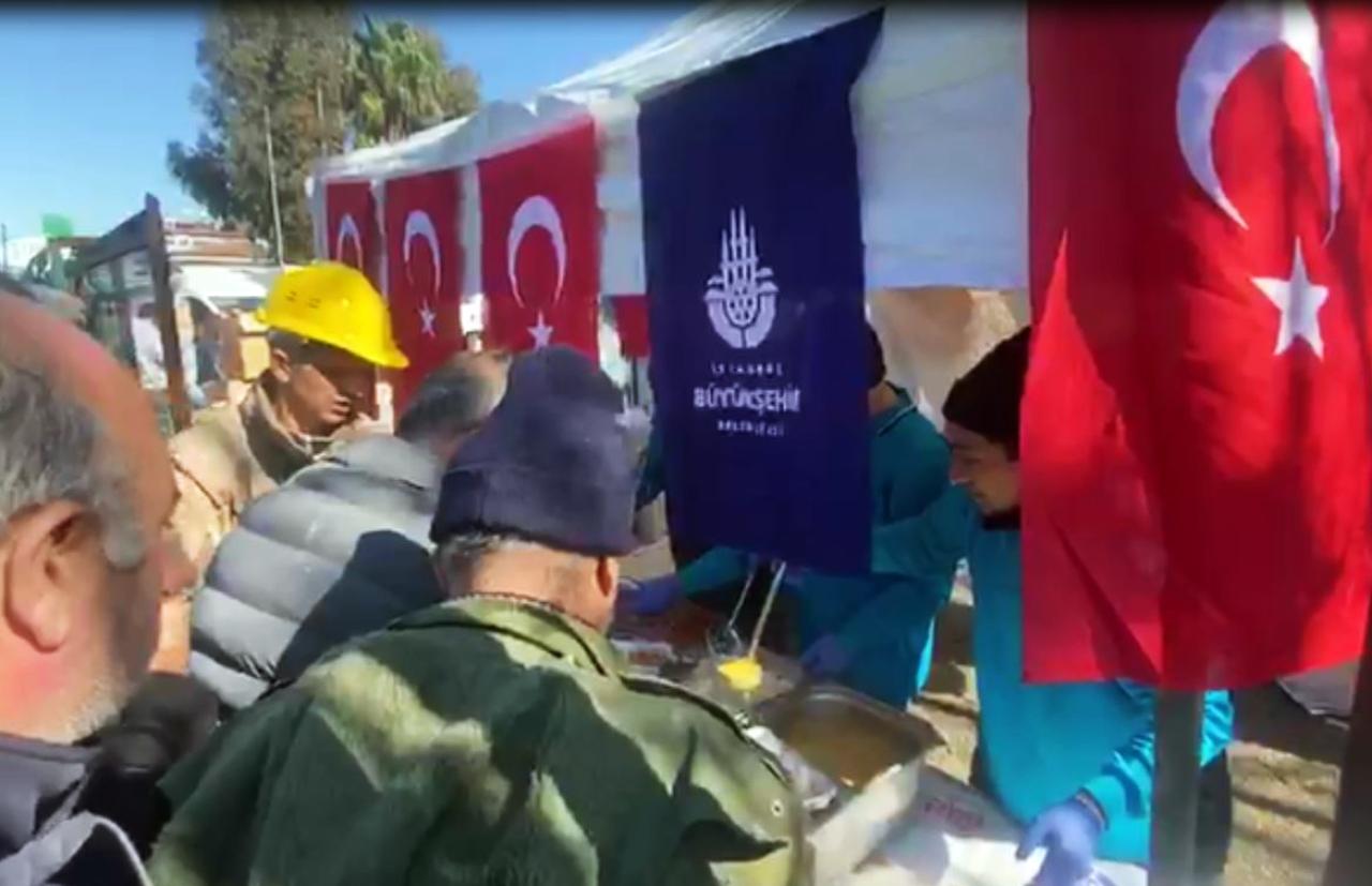 İBB DEPREM BÖLGESİNDE YEMEK VE YARDIM DAĞITIMINI SÜRDÜRÜYOR