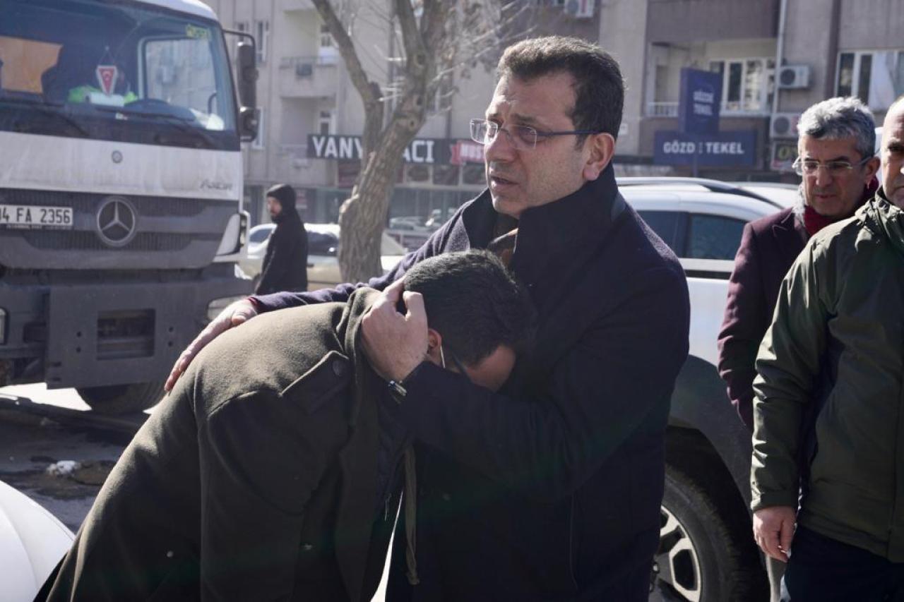KAHRAMANMARAŞLI DEPREMZEDELERDEN İMAMOĞLU’NA: BURADA İNSANLAR ÇARESİZLİKTEN ÖLDÜ; LÜTFEN BUNU DUYURUN