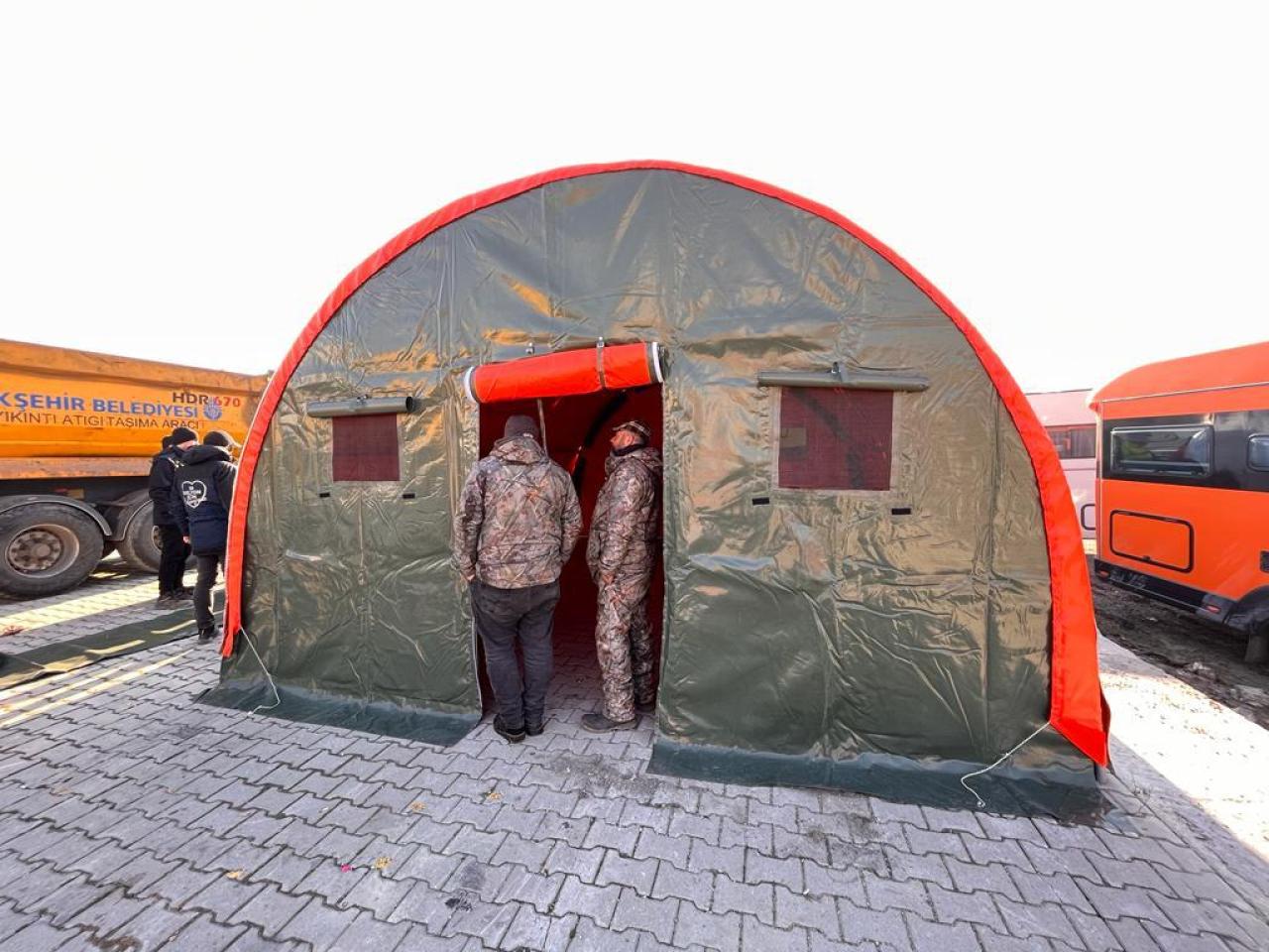 İBB HATAY’DA ISI YALITIMLI BÜYÜK ÇADIRLAR KURDU