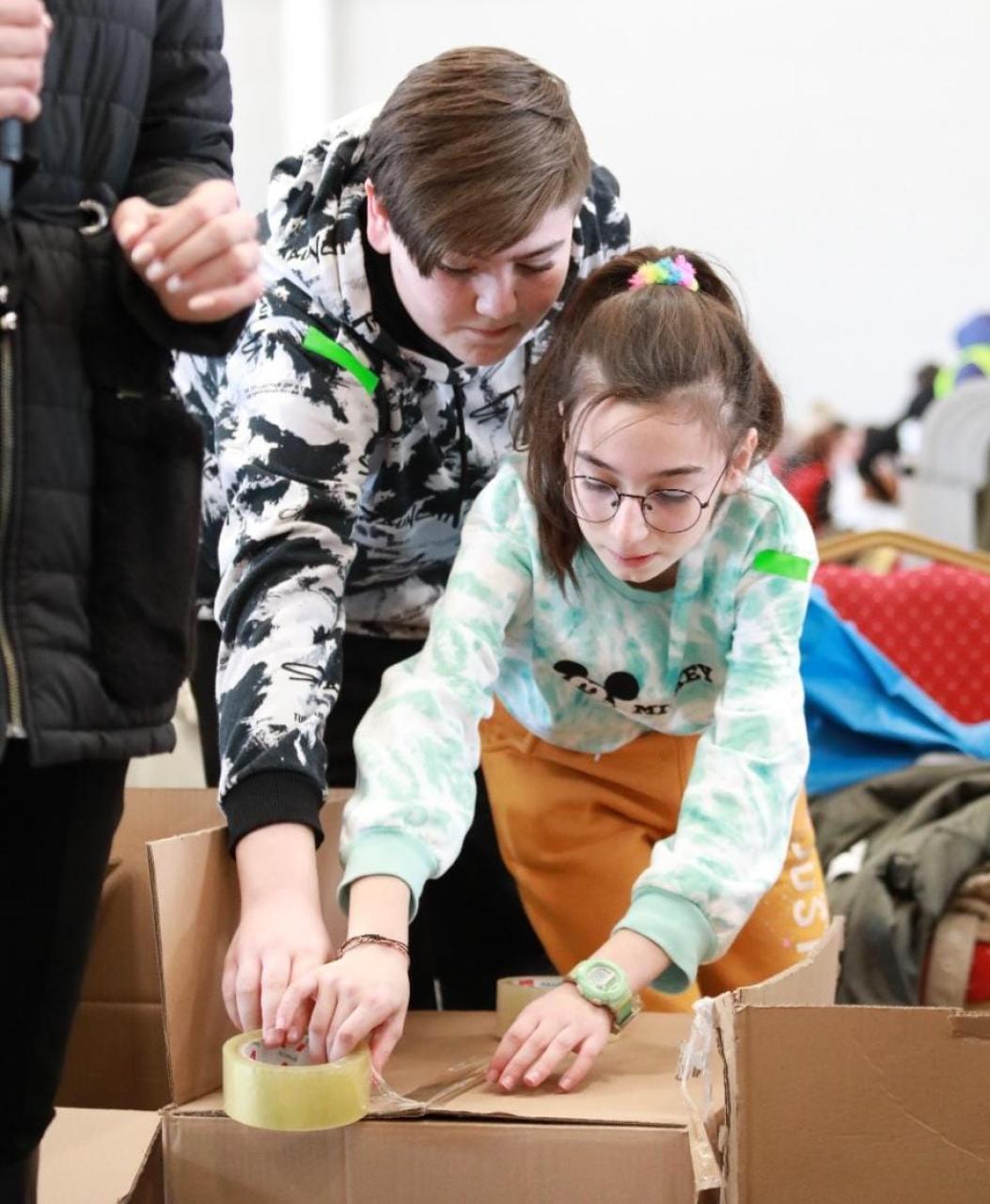 DEPREM BÖLGESİNDEN GELİP KOLİ HAZIRLADILAR