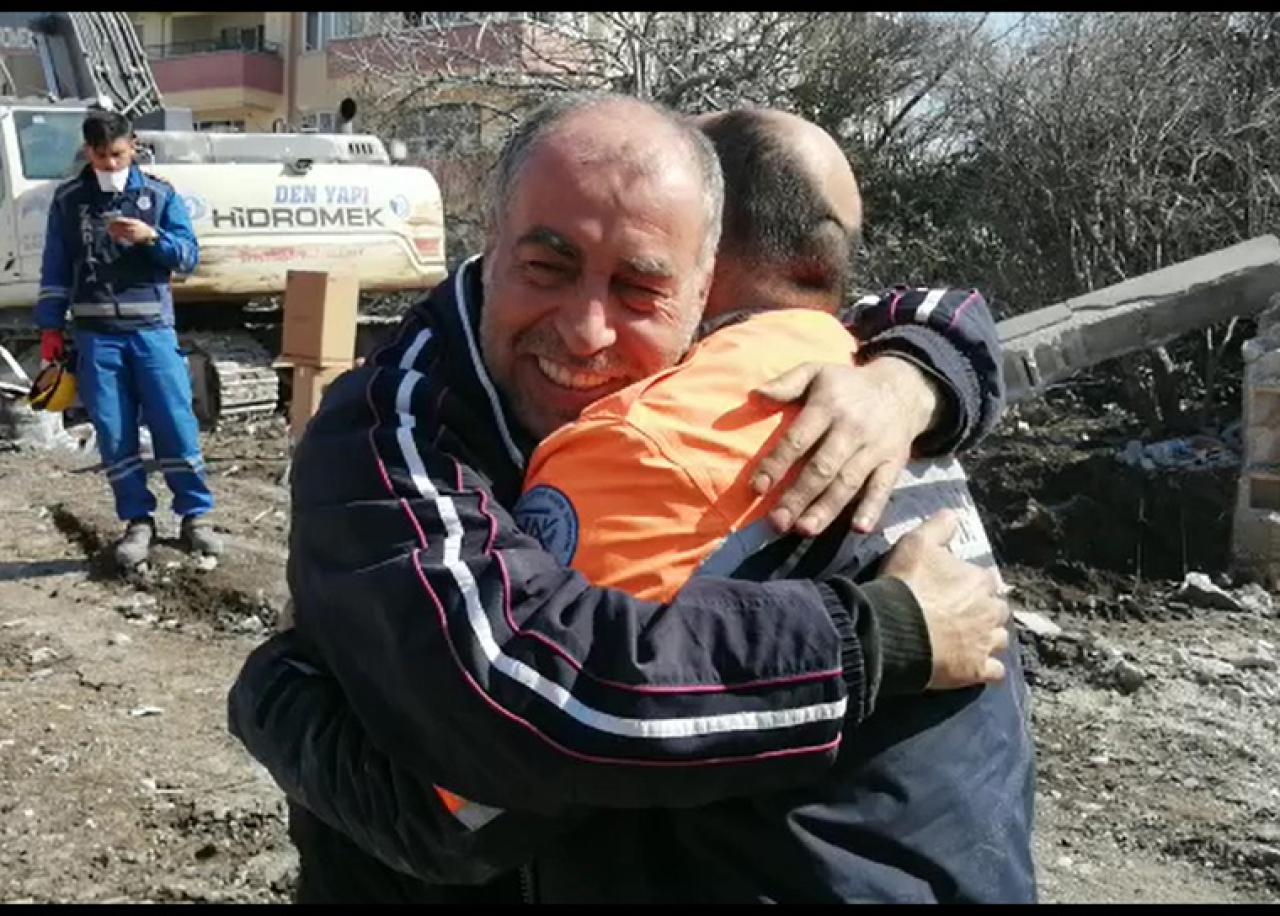 Hatay’da Duygulandıran Sarılma. Günler Sonra Kendisini Enkazdan Kurtaran Ekiple Buluştu